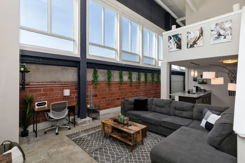 Stunning Downtown Studio with Rooftop Patio - Image 1