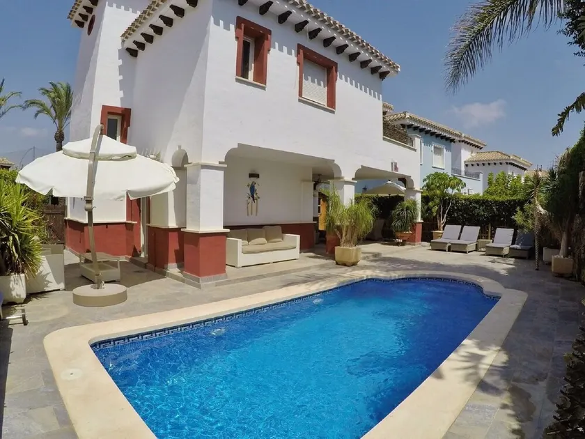 Villa på Mar Menor Golf Resort, Murcia. Høj kvalitet 3-sengs villa med pool. - Image 1