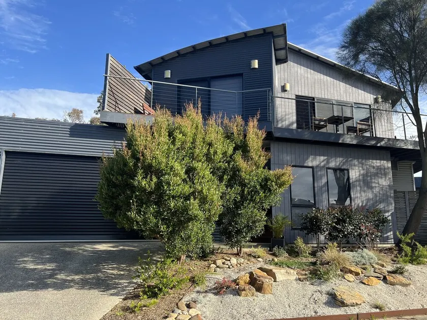 Beautifully appointed townhouse.  Pet friendly and close to all amenities. - Image 1