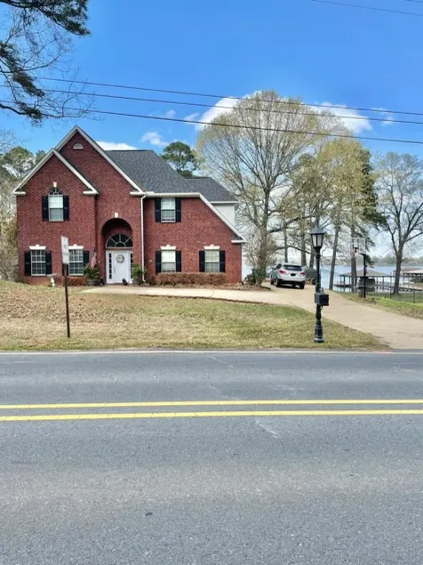 Beautiful fully furnished lakefront house - Image 1