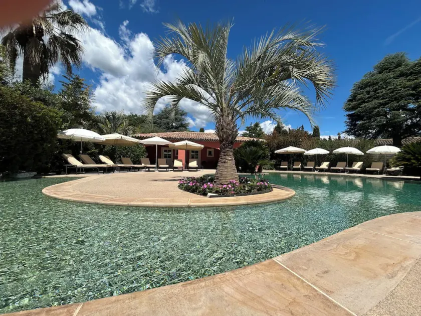Comfortable villa with private landscaped garden, swimming pool - Image 1