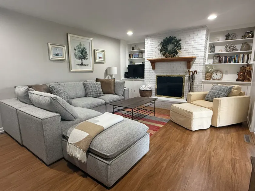 'Stones Throw' Lakeside Home - Caminata a Marina + Town - Image 1