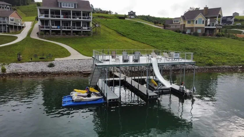 \"J & J's Getaway\" brandneues, modernes Luxushaus mit super einfachem Zugang zum See - Image 1