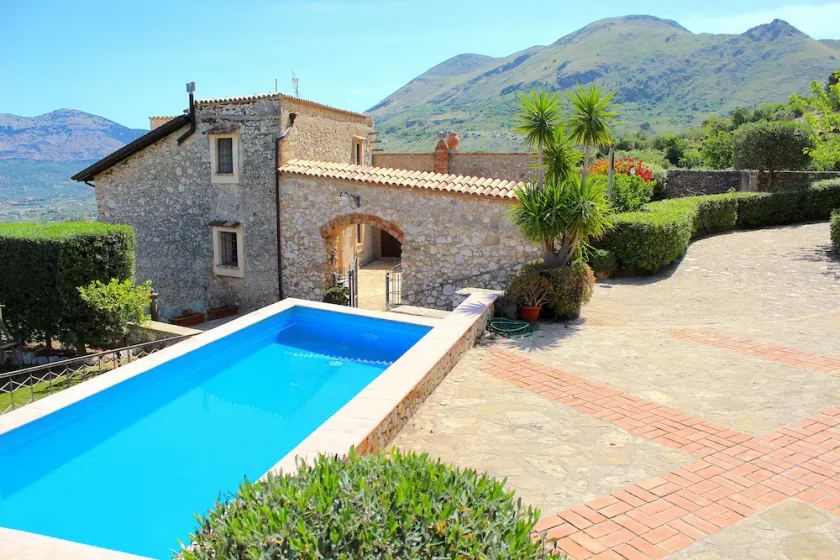 HERMOSA VILLA con PISCINA de uso EXCLUSIVO, ¡relájate a pocos km del mar! - Image 1
