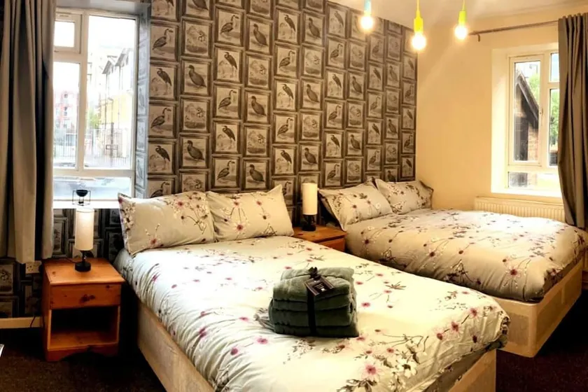 Charming Three Bedroom 5 Double Bed Apt in London - Image 1