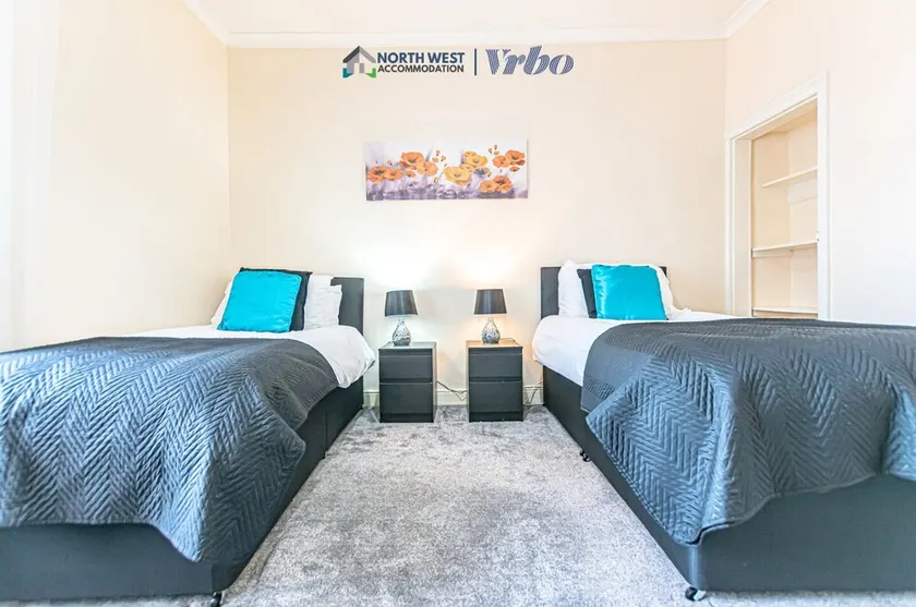 Fully Furnished 3BR House in Manchester | Free Wifi & Parking | Near City Centre - Image 1