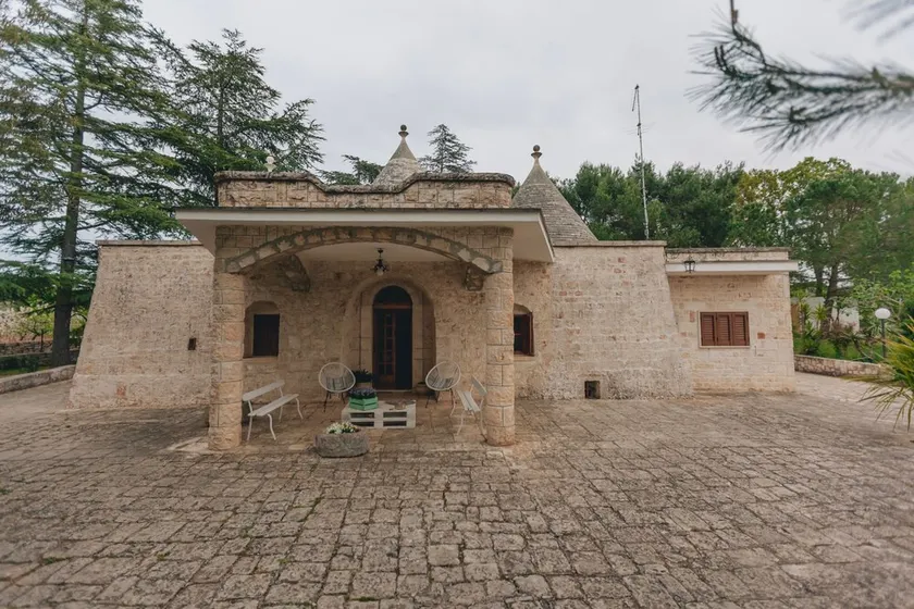 Stone villa with trulli in the Itria Valley, 5 km from Alberobel and 10 km from the sea - Image 1