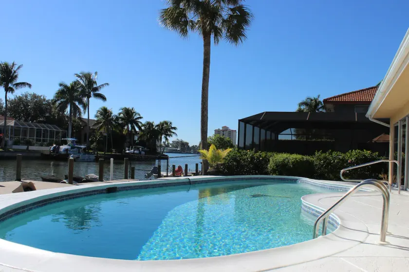⭐️WATERFRONT⭐️WALK TO BEACH COLOR POOL🏊🏻♀️BAY VIEWS ☀️DOCK w / GULF ACCESS - Image 1