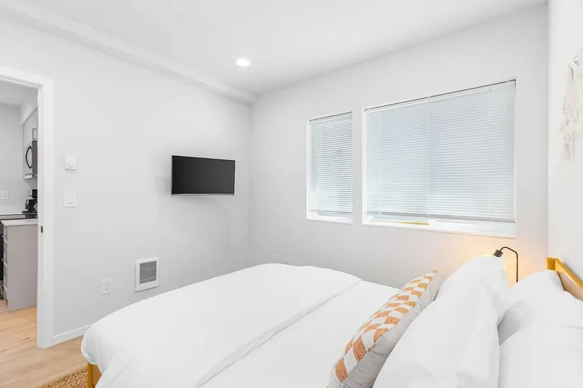 The Sweetest Suite - 91 Walkscore! - Image 1