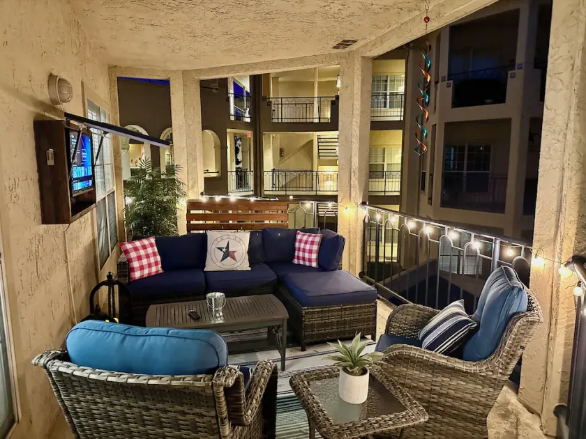 Peaceful Getaway at Island of Lake Travis- Beautifully decorated- Huge patio! - Image 1
