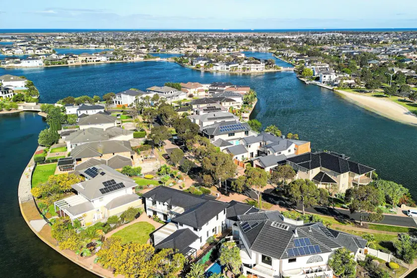 StayAU 6BR Deluxe Lakeview House Point Cook - Image 1