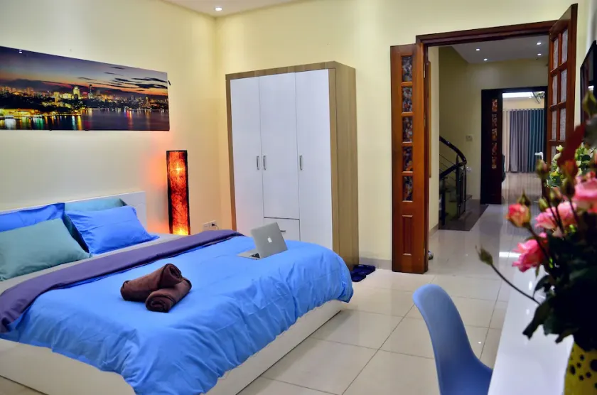 Spacious King bed room, private bath near Hanoi Opera House - Image 1