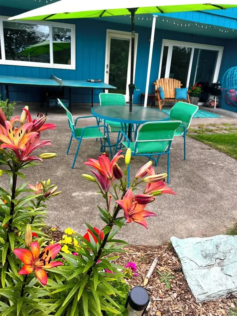  Tracktown & Duck fans enjoy! Sleeps 6, Spacious 1600sq ft + private yard! - Image 1