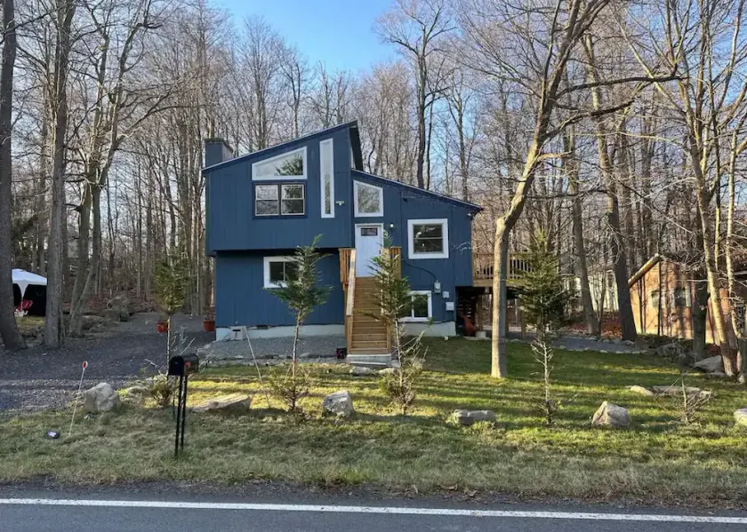 Cozy 3 bedroom house with indoor fireplace and fun outdoor area - Image 1