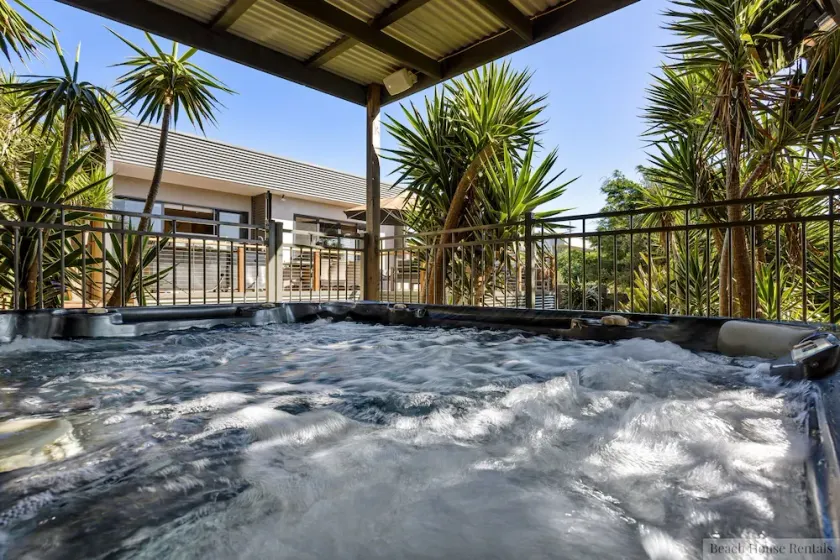 DANA DELIGHTS! SUPERB COASTAL SPA & MODERN BEACH HOUSE, BLAIRGOWRIE - Image 1