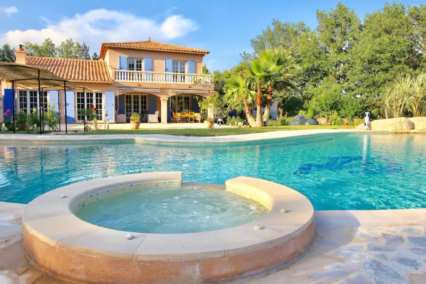 Genießen Sie diese wunderschöne Villa mit Infinity-Pool und Jacuzzi inklusive großem Garten - Image 1
