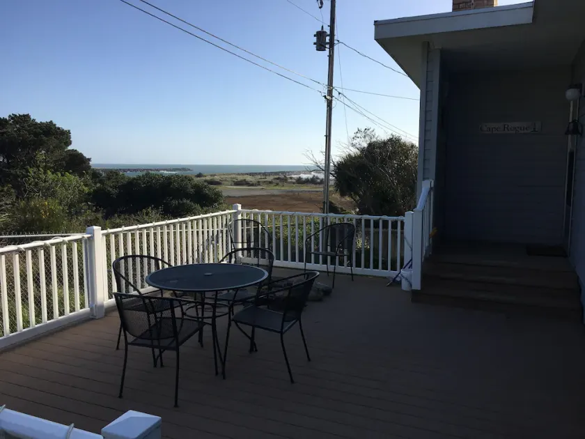 Fantastic nautical home with Rogue River and Pacific Ocean view and beach access - Image 1