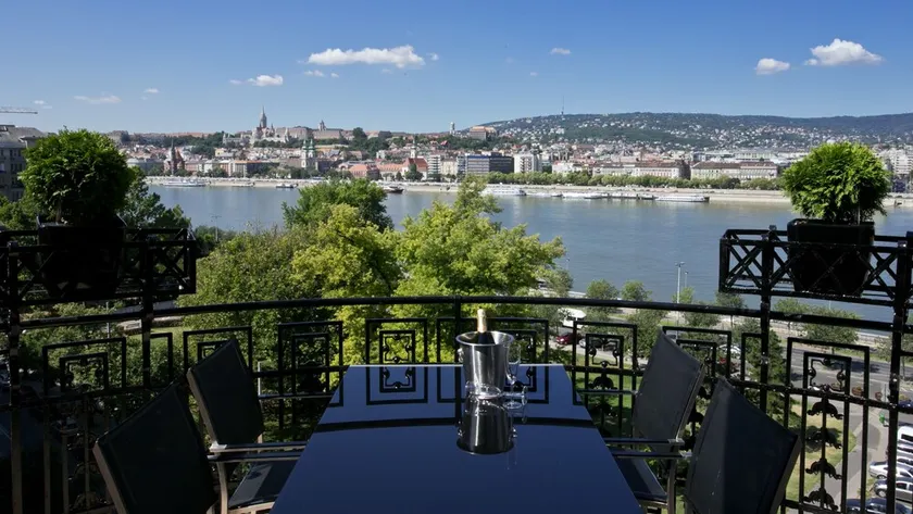 Modern apartment with a breathtaking view of the Danube and the mountains - Image 1