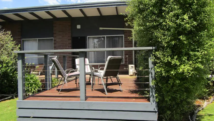 3/2 Honeysuckle Grove, Silverleaves - Image 1