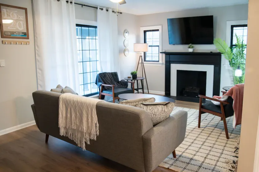 2 bedroom getaway in the heart of Mill Creek Park just a block from Newport Lake - Image 1