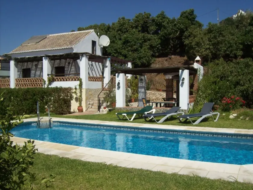 Maison de campagne à Nerja avec piscine privée de 10 x 4 mètres et à 5 minutes du centre / de la plage - Image 1