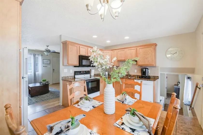 Split Level Luxury Luciana near the Foothills - Image 1