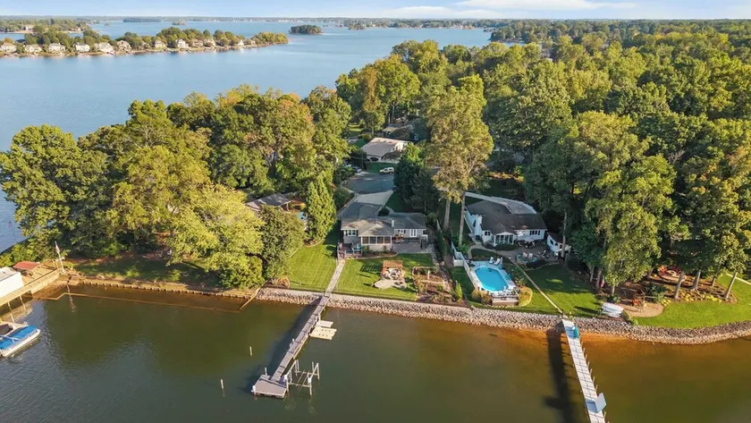 Dock, Hot Tub & Kayaks on Lake Norman Lakeside Gem by Avantstay - Image 1