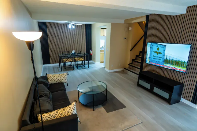 City 2 bedroom townhome with fireplace - Image 1