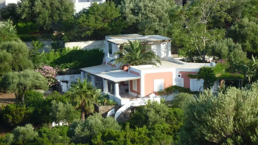 Villa exclusive à Panarea avec jardin privé et terrasse surplombant la mer - Image 1