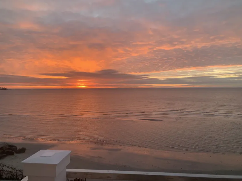 Luxurious, Direct Waterfront Home with Private Beach - Image 1