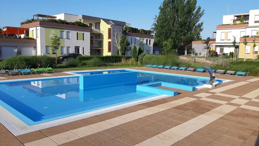 Holiday apartment overlooking the lake and pool - Image 1
