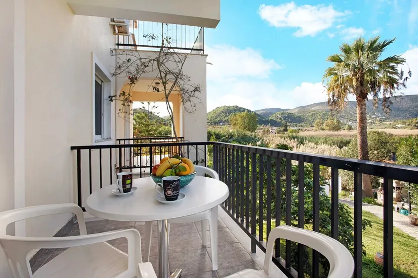 Studio \"Dolphin Studio 7\" with Private Balcony, Shared Garden & Wi-Fi - Image 1