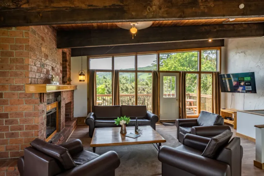 6 bdrm Cottage with Private Beach Access, BBQ, Outdoor Hot Tub, Sauna, Ping Pong Table, Petfriendly - Image 1
