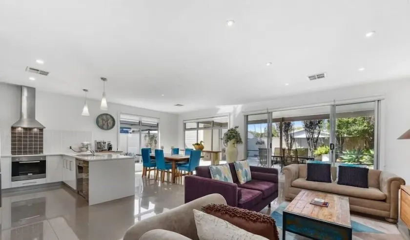 Executive lifestyle holiday accommodation, free WIFI. Town center. - Image 1