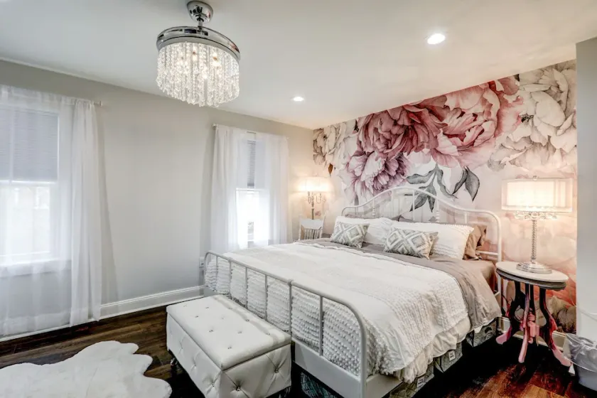 Artsy City 3 Bedroom - Image 1