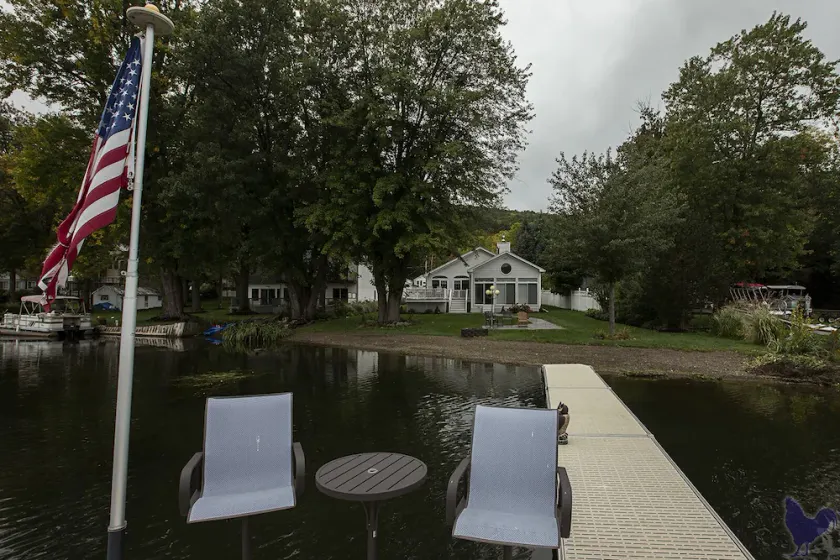 Nyrenoveret Lakefront hjem med vidunderlig udsigt og masser af plads! - Image 1