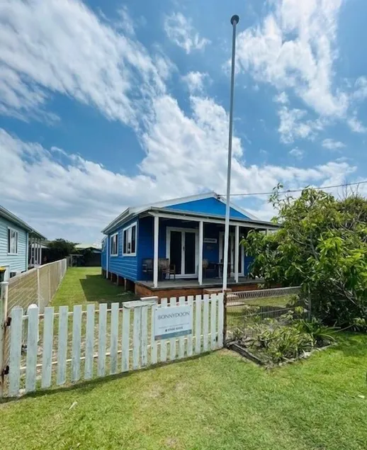 Comfortable, pet friendly cottage that is only a short stroll to the... - Image 1
