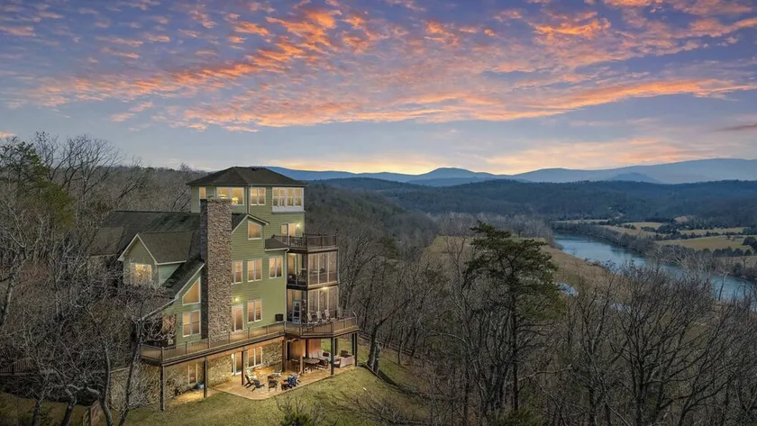 Riverbend Lodge Spacious Riverfront Home with Hot Tub Pool & Mountain view - Image 1