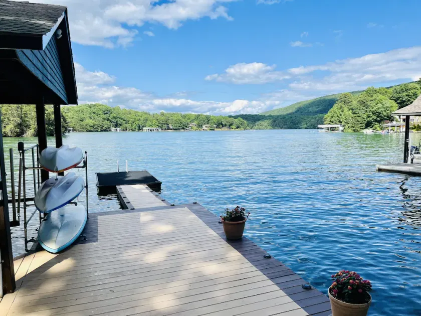 Come hideaway at the the Blue Heron Hideaway with beautiful wide lake views. - Image 1