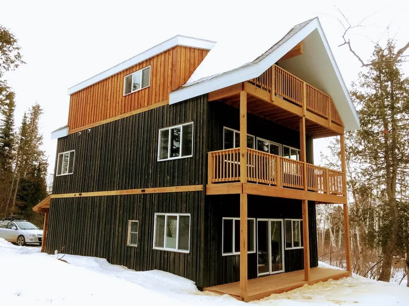 Big Cedar House: Quiet Trees, Golf, Winery, 1 mile to ski, Firepit. EV charger - Image 1