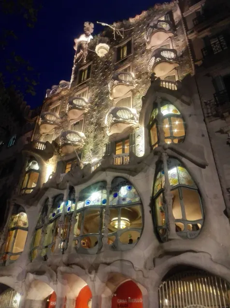 MAGNIFIQUE CENTRE VILLE! par Ramblas et Passeig de Gracia! - Image 1