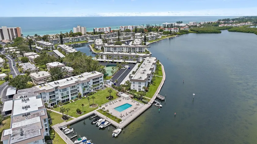 Sutton Place with Private Beach, Pavilion with Grills/Showers, 2 Pools - Image 1