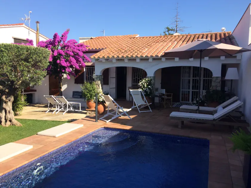 Detached house with private garden and swimming pool; air conditioning wifi internet - Image 1