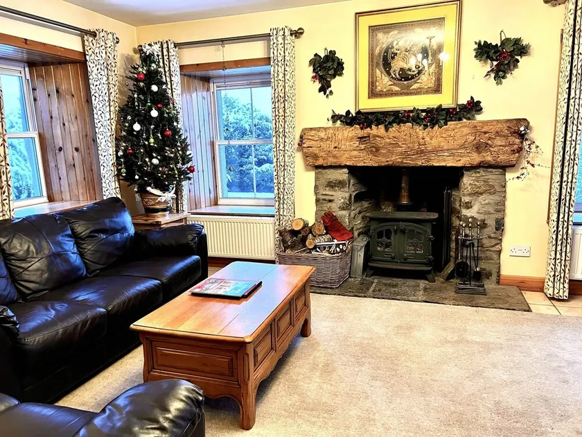 Semi Detached Cottage Sleeps up to 4 guests in 2 bedrooms - Image 1