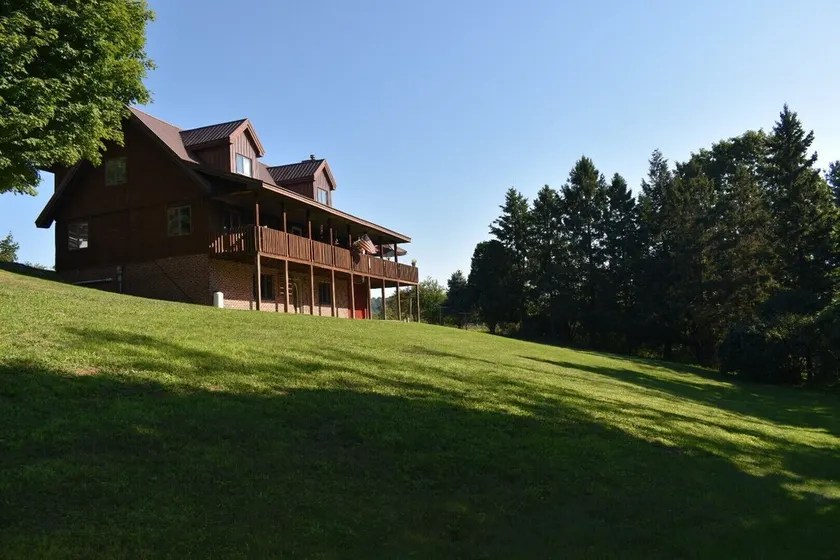 Spacious log cabin overlooking our little town - Image 1