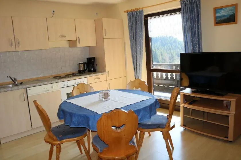 Appartamento tranquillo (63m2) con 2 camere da letto e balcone - Image 1