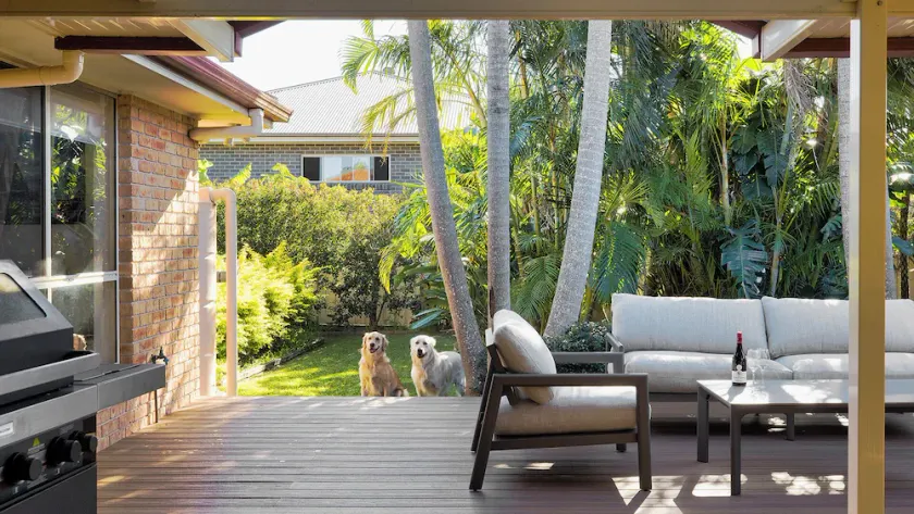 Pawprints Pet Friendly 4 bedroom level home only 370m to pet friendly beach - Image 1