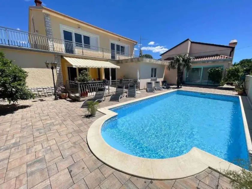 Fully equipped holiday home with terrace, BBQ & private pool - Image 1