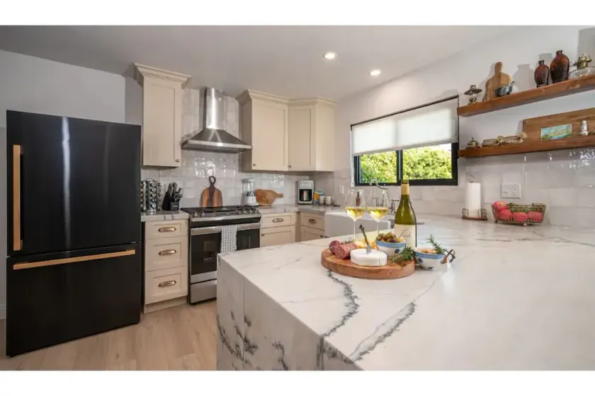 LUXE brand-new designed 2 bd/2 bath w/ backyard - Image 1