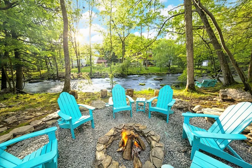 Streamside Family Lodge w/ fireplace, game room, sauna, multiple pools & skiing - Image 1